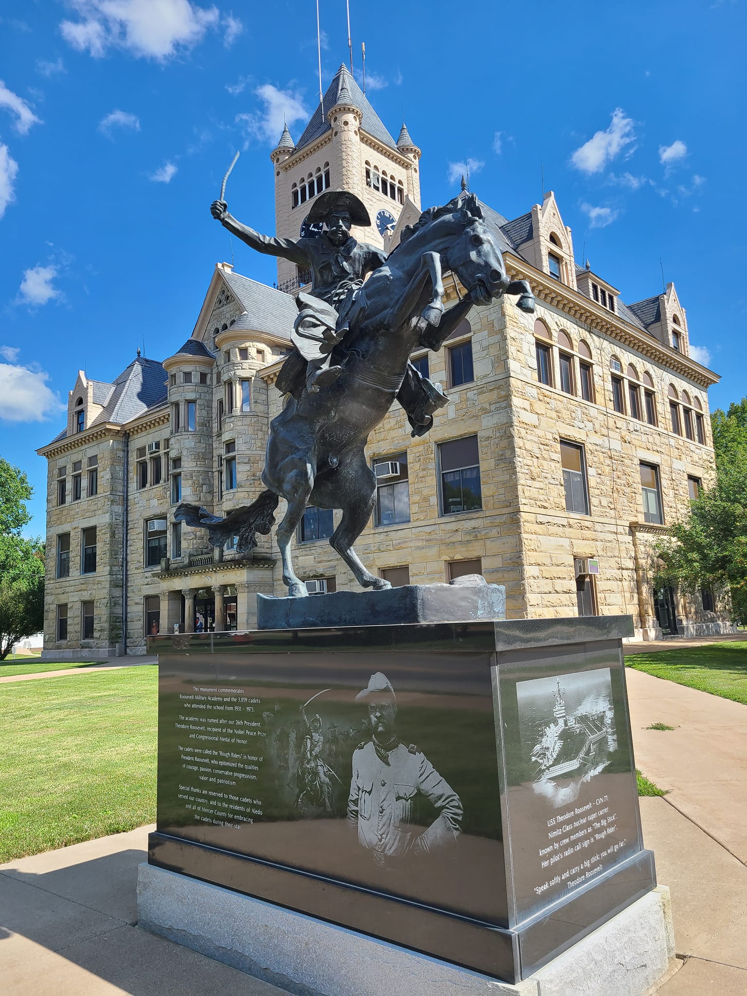 Aledo Illinois statue